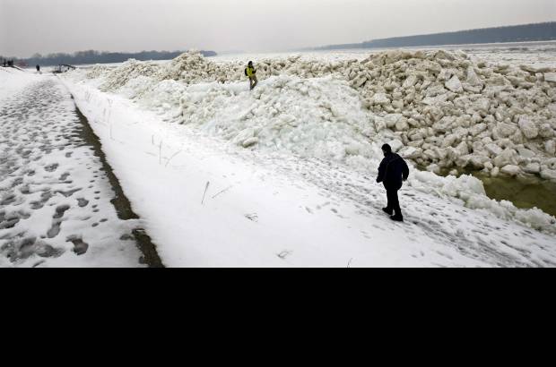 Reuters - Cuando el hielo de un grosor de casi medio metro comenzó a romperse en el área de Belgrado cientos de botes anclados comenzaron a chocar unos con otros y varias barcazas fueron arrastradas por la corriente, dijeron las autoridades.