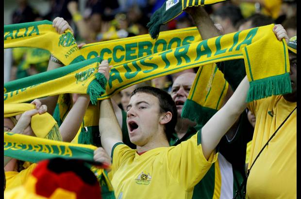 AP - Los hinchas australianos alentaron durante todo el comrpomiso a su selecci&#243;n a pesar del resultado.