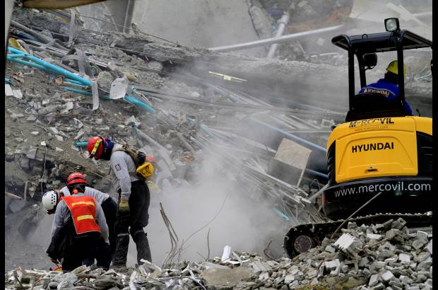 Esteban Vanegas - La torre seis del conjunto residencial Space se derrumb&#243; el pasado s&#225;bado 12 de octubre, a las 8:20 p.m.