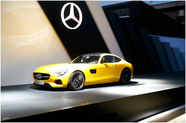 REUTERS - El nuevo superdeportivo de Mercedes AMG GT fue presentado a la prensa en la sede de la compañía en Affalterbach, cerca de Stuttgart. El auto combina "un estilo de diseño único y lujoso interior con impresionantes prestaciones: motor AMG V8 biturbo de 4.0 litros, 462 caballos de fuerza, de cero a 100 km / h en 4 segundos. El piloto de Fórmula Uno, Nico Rosberg condujo el vehículo durante su estreno mundial.