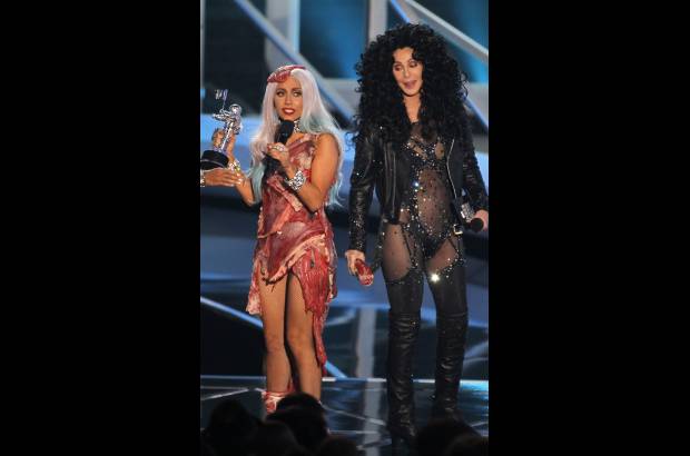 Reuters - Gaga recibió sus trofeos con lágrimas en los ojos y cantó el título de su nuevo disco cuando recibió el último galardón: Born This Way.