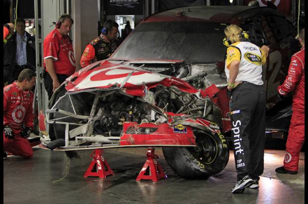 AP - La forma del choque del veh&#237;culo de Montoya al perder el control hace suponer que sufri&#243; alg&#250;n tipo de rotura, que impidi&#243; al piloto colombiano tener dominio del mismo. El carro de Montoya qued&#243; destrozado, el cami&#243;n incendiado.