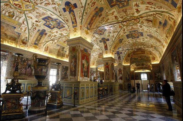 AP - La Biblioteca Apost&#243;lica Vaticana abri&#243; de nuevo sus puertas luego de tres a&#241;os de restauraciones.