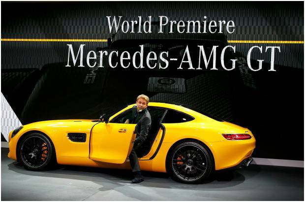 REUTERS - El nuevo superdeportivo de Mercedes AMG GT fue presentado a la prensa en la sede de la compañía en Affalterbach, cerca de Stuttgart. El auto combina "un estilo de diseño único y lujoso interior con impresionantes prestaciones: motor AMG V8 biturbo de 4.0 litros, 462 caballos de fuerza, de cero a 100 km / h en 4 segundos. El piloto de Fórmula Uno, Nico Rosberg condujo el vehículo durante su estreno mundial.