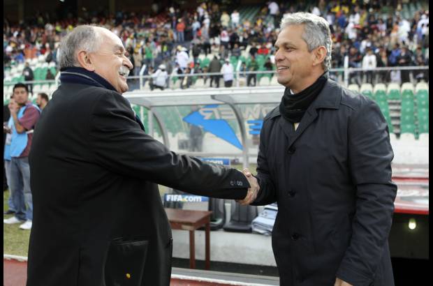 Reuters - Xabier Azkargorta (izquierda), t&#233;cnico de Bolivia dijo que su equipo mereci&#243; mejor suerte y Reinaldo Rueda, estratega de Ecuador se&#241;al&#243; que el punto es vital para las aspiraciones.