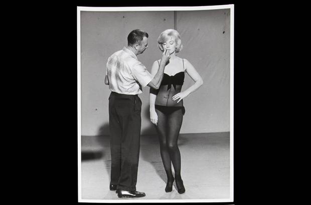 AP - Una imagen muestra a Snyder maquillando a la legendaria actriz, ataviada en lencer&#237;a, en el set de La adorable pecadora (Let&#39;s Make Love) en 1960.