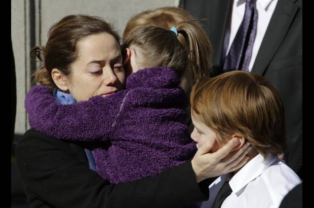 AP - Mimi O&#39;Donnell abraza a sus hijos Willa y Cooper.