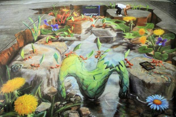 Foto: Cortes&#237;a - El artista brit&#225;nico Julian Beever se especializ&#243; en el manejo de la &#243;ptica para crear efectos tridimensionales con sus pinturas hechas con tiza. Un trabajo que va de la calle a un centro comercial de Medell&#237;n.