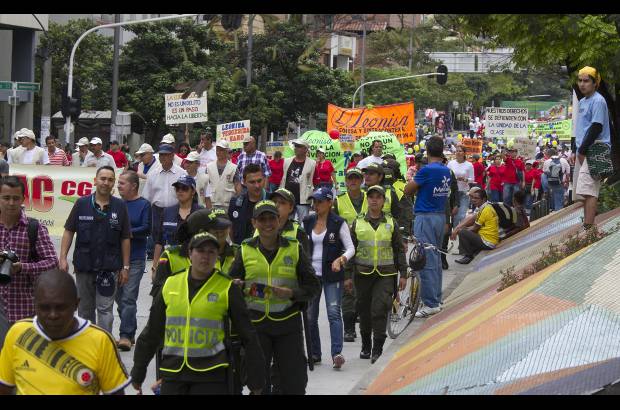ESTEBAN VANEGAS - Las centrales obreras y grupos estudiantiles de las universidades Nacional y de Antioquia marcharon este 1 de mayo por las calles de Medell&#237;n, exigiendo garant&#237;as laborales al Gobierno Nacional. Al final de la movilizaci&#243;n se presentaron algunos enfrentamientos entre varios manifestantes y agentes de la Polic&#237;a.