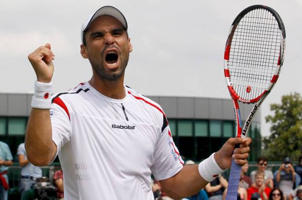 Reuters - El tenista colombiano Alejandro Falla volvi&#243; a mostrar su esp&#237;ritu de lucha al lograr su segundo triunfo en cinco sets para avanzar a la tercera ronda de Wimbledon.
