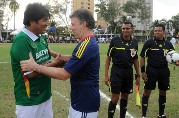 Reuters - Juan Manuel Santos, presidente de Colombia, y su homólogo de Bolivia, celebraron el encuentro deportivo que unió la pasión futbolera de ambas naciones.
