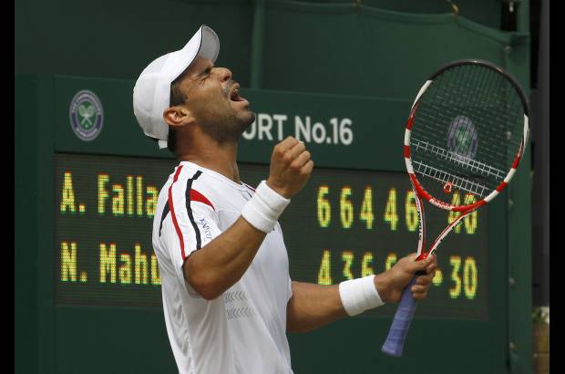 Reuters - En el reinici&#243; de este jueves, Falla no fue inferior al desaf&#237;o y demostr&#243; un buen juego que le dio la victoria y lo ubic&#243; entre los 32 mejores jugadores de Wimbledon.