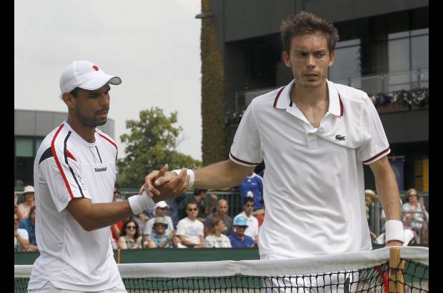 Reuters - Falla super&#243; al franc&#233;s Nicolas Mahut en el c&#233;sped de Wimbledon con parciales 6-4, 6-3, 4-6, 4-6 y 7-5.