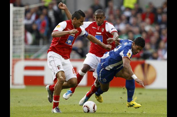 Reuters - Braga disputó su primer final europea tras haber eliminado en semifinales a Benfica, otro equipo histórico del fútbol luso.