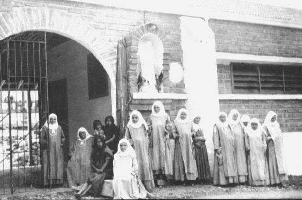 Archivo - En la imagen se ve a la Madre Laura con religiosas de la comunidad fundada por ella, a la entrada del Noviciado.