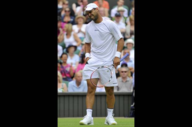 Reuters - El colombiano Alejandro Falla cayó ante Roger Federer en un partido vibrante en el debut de ambos en el torneo de Wimbledon.