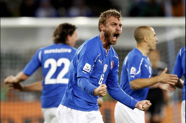 Reuters - Italia mostró mejor juego en la segunda mitad, pero tuvo que ser el mediocampista Daniele De Rossi quien igualara el encuentro a los 63 tras un tiro de esquina que el portero paraguayo Justo Villar no acertó a despejar en su salida.