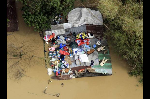 AP - Tras golpear a las Filipinas y a China esta semana, el tifón Nesat perdió fuerza y se volvió una tormenta tropical justo antes de dirigirse hacia el norte de Vietnam el viernes por la tarde, llevando consigo vientos sostenidos de hasta 118 kilómetros por hora, de acuerdo con el centro meteorológico nacional.