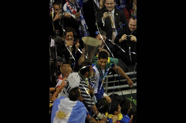 Reuters - Campeón de la Liga de Campeones en 1987 y 2004 y de la Uefa en 2003 (ahora llamada Liga Europa), el Porto sucede en el historial de la competición al Atlético de Madrid.