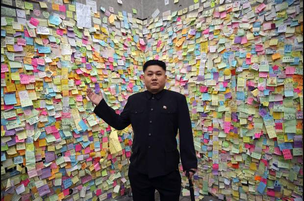Reuters - Howard es un m&#250;sico chino australiano y se para cerca a la pared que tiene mensajes de apoyo a los manifestantes que ha tenido la protesta en China desde hace un mes.