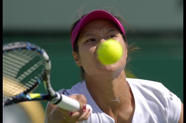 AP - Li Na, de China, devuelve la bola a Dominika Cibulkova, de Eslovaquia durante el Abierto de Tenis en Indian Wells, Estados Unidos.