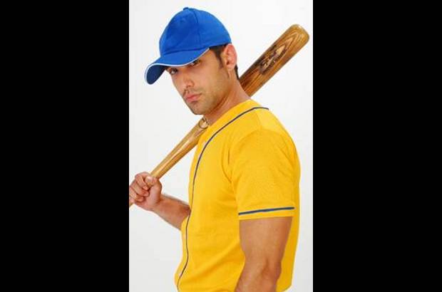 Cortes&#237;a Canal Caracol - El b&#233;isbol, una pasi&#243;n compartida. De gorra, casco, manilla, y bate se ve siempre a Miguel &#193;ngel Tovar, actor venezolano que protagoniza la nueva producci&#243;n de Caracol Televisi&#243;n, Amor de carnaval, que se estrenar&#225; pr&#243;ximamente. A Sleby no le queda dif&#237;cil, pues comparte con su personaje la pasi&#243;n por el b&#233;isbol.