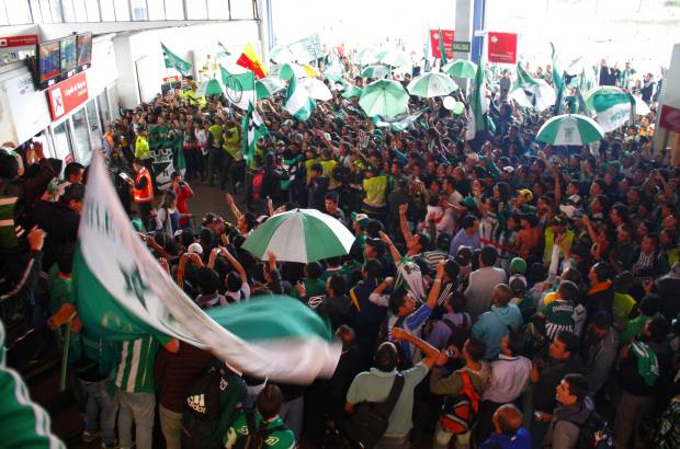 Colprensa - Con banderas, sombrillas, gritos, aplausos y cantos que brindaron cientos de hinchas vestidos de verde, fue recibido el cuadro Atl&#233;tico Nacional en el Puente A&#233;reo de Bogot&#225;.