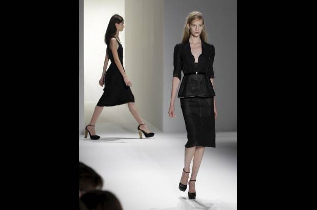 AP - Calvin Klein ci&#241;e la cintura y le aporta un toque m&#225;s femenino.