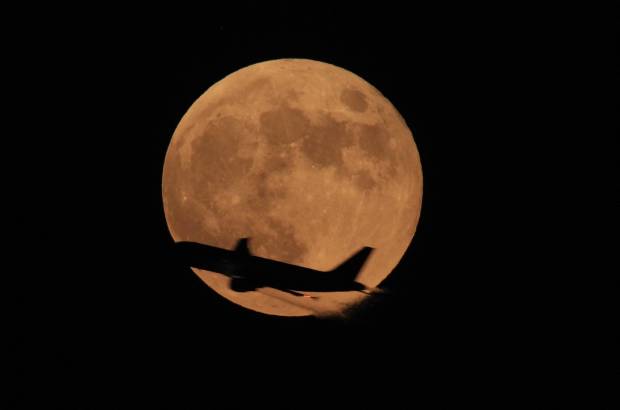 AP - La luna de sangre se vio as&#237; en Pakistan.