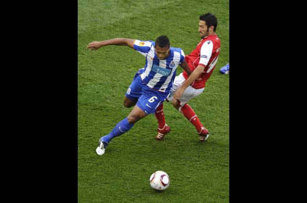 Reuters - Fredy Guarín, el destacado volante colombiano, como con una pincelada, fue el encargado de centrarle el balón que significó el gol y el título del Porto después del tanto de Falcao.