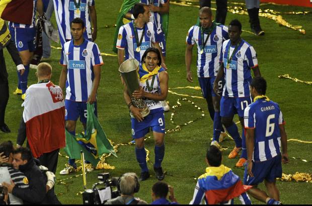 Reuters - Falcao lleva en sus manos el trofeo de la Liga Europa. A través de Twitter, el atacante destacó su premio por ser el jugador de la final y dijo: "Gloria a Dios por este premio".
