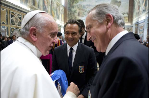 REUTERS - Cesare Prandelli, seleccionador de Italia, reconoció que no pudo insistir al Papa para que acudiera al Estadio Olímpico, pues el pontífice le dijo que no iría porque en Vaticano "le regañarían porque es muy indisciplinado".
