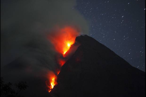 Reuters - Es la cuarta erupci&#243;n del volc&#225;n en ocho d&#237;as y dur&#243; m&#225;s de una hora.