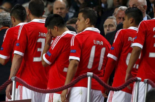 AP - Benfica sufri&#243; otro descalabro en los segundos finales, luego de perder el fin de semana el invicto y el liderato en la liga portuguesa a manos del Porto.