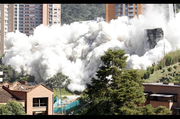 Donaldo Zuluaga - Cerca de diez minutos dur&#243; la nube de polvo que se levant&#243; en la zona. Bomberos Medell&#237;n ayud&#243; a disiparla con agua.