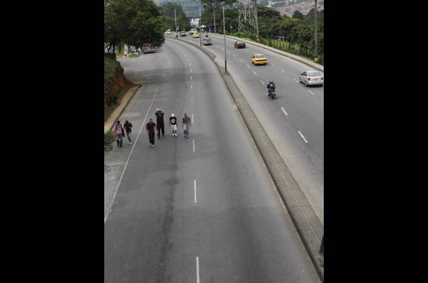 Hern&#225;n Vanegas - Los principales perjudicados fueron los usuarios del transporte p&#250;blico. Centenares de personas tuvieron que caminar largos trayectos para encontrar un transporte alterno.