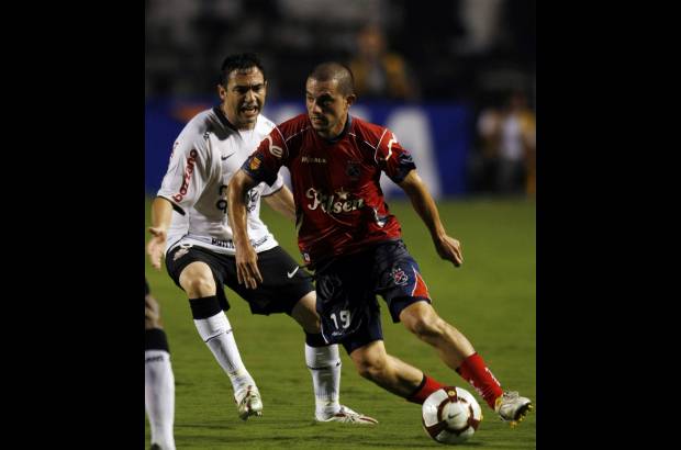 Reuters - Partido de la &#250;ltima jornada del Grupo 1 de la Copa Libertadores jugado en el estadio Pacaemb&#250;, de Sao Paulo, ante unos 30.000 espectadores.