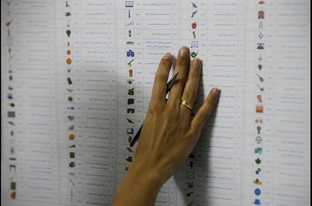 AP - Los egipcios acudieron este lunes en masa a votar en la primera jornada del &quot;marat&#243;n&quot; electoral para elegir a su Parlamento.
