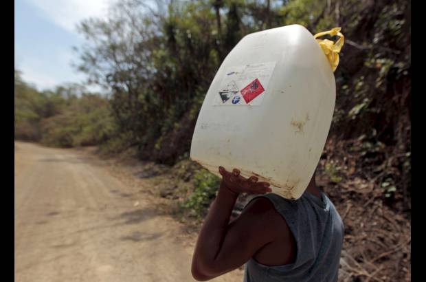 Reuters - Un hombre recoge el agua de un pozo público en la comunidad indígena de Masaya Pacayita en Nicaragua.