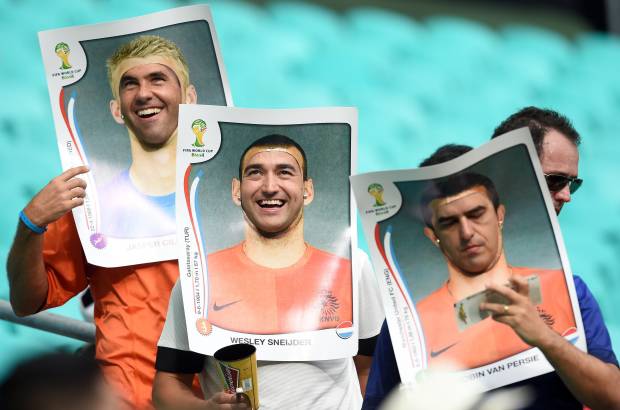 AFP - Las laminas del Mundial sirven de disfraz en las tribunas de los estadios.