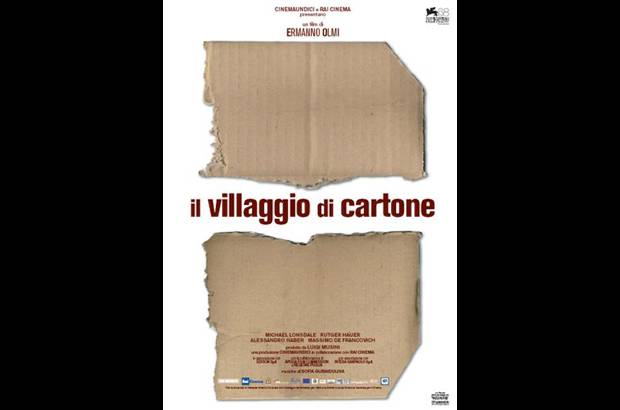 Il villaggio di cartone (The cardboard village) - Un sacerdote asiste impotente a la descongregaci&#243;n de su parroquia, cerrada para siempre al p&#250;blico. La misma tarde, un grupo de inmigrantes clandestinos se refugia en el establecimiento. El sacerdote decide concederles asilo y protegerlos. El cura se entregar&#225; a los indigentes hasta el sacrificio supremo.