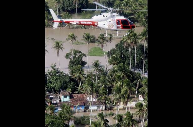 Reuters - Construcciones cerca a los cauces fueron propensas a las inundaciones y generaron miles de familias desplazadas que no tienen un techo.