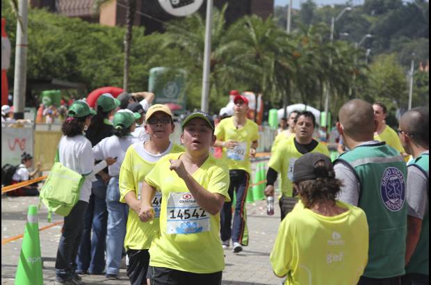 Esteban Jaramillo y Sebastián Salazar - Más de 10 mil competidores se dieron cita en esta histórica cita deportiva que se corría en las modalidades de 5, 10, 21 y 42 kilómetros.