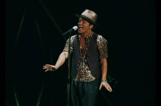 Reuters - Bruno Mars fue muy admirado en redes sociales por su presentaci&#243;n. El artista se llev&#243; dos premios: Mejor Coreograf&#237;a por Treasure y Mejor Video Masculino por Locked Out of Heaven.