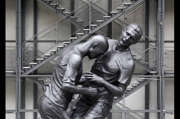 Foto Reuters - El famoso cabezazo que Zinedine Zidane le propinó a Marco Materazzi en el Mundial de 2006 fue inmortalizado en una estatua de bronce en París.