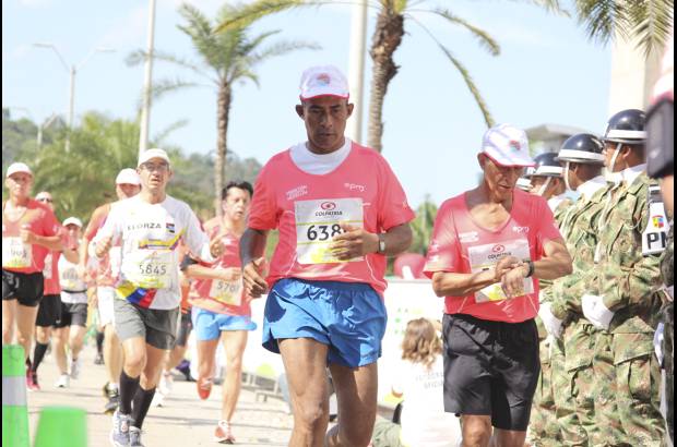 Esteban Jaramillo y Sebasti&#225;n Salazar - M&#225;s de 10 mil competidores se dieron cita en esta hist&#243;rica cita deportiva que se corr&#237;a en las modalidades de 5, 10, 21 y 42 kil&#243;metros.