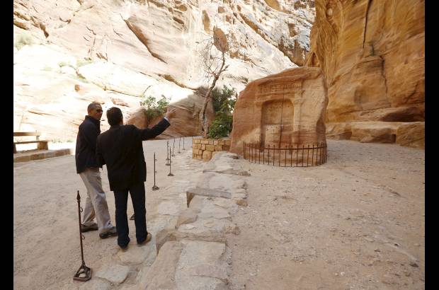 Reuters - El presidente Barack Obama mira un antiguo santuario. Dej&#243; las cuestiones diplom&#225;ticas por unas horas para el turismo.