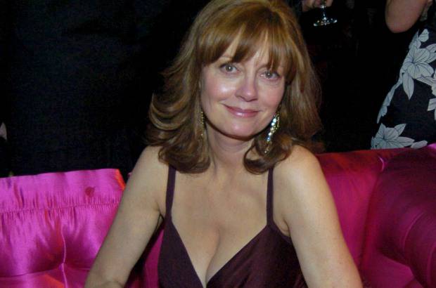 Cortes&#237;a - Igual le ocurre a la actriz Susan Sarandon, de 66 a&#241;os, quien tras concluir su relaci&#243;n con el actor y director Tim Robbins, disfruta del amor junto al joven empresario Jonathan Bricklin, de 34.