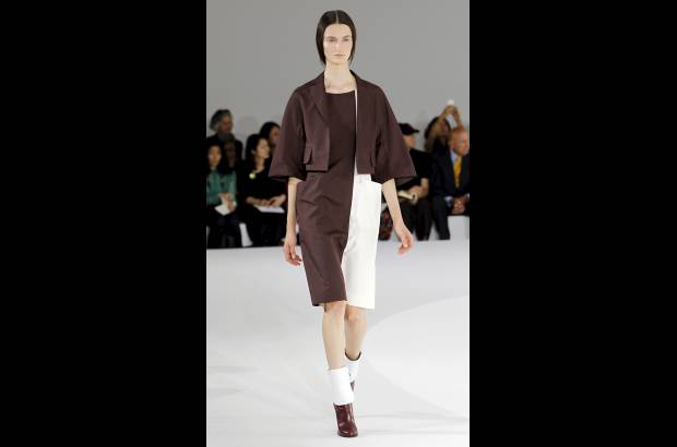 Reuters - El marr&#243;n o chocolate entra a la paleta minimalista de Jil Sander.