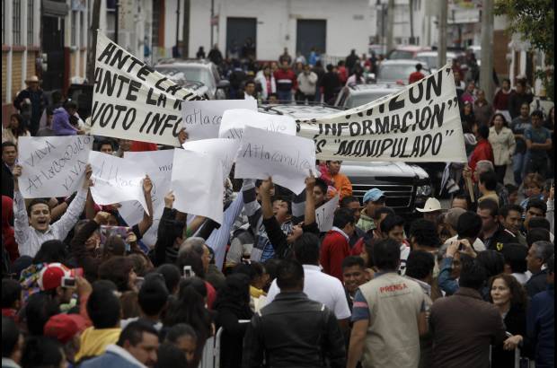 Reuters - Antes de que votara Enrique Pe&#241;a Nieto hubo un conflicto en su centro electoral por la instalaci&#243;n de una pancarta de YoSoy132, movimiento universitario que surgi&#243; a mediados de mayo en la campa&#241;a electoral mexicana. El aviso fue retirado.